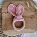 Anneau de dentition en bois doux avec oreilles de lapin - 15 cm - Rose poudré - Couettes et Chouquettes