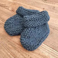 Chaussons bébé tricot main 0-6 mois: Denim - Couettes et Chouquettes