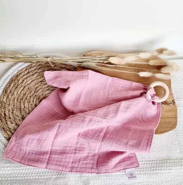 Doudou avec anneau de dentition en hêtre - Rose poudré - Couettes et Chouquettes