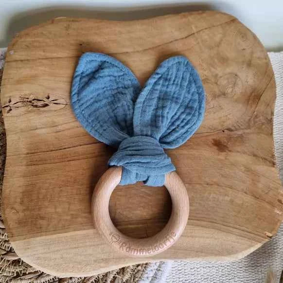 Anneau de dentition en bois avec oreilles de lapin douces - 15 cm - Bleu poudré - Couettes et Chouquettes